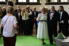 Na zdjęciu: od lewej Dyrektorka LO Ip. Ewa Budziach,absolwent LO nr!  Mariusz Pietrzak, Dyrygent chru Ireneusz Radzik