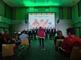 Na zakończenie koncertu chór zaśpiewał White Christmas